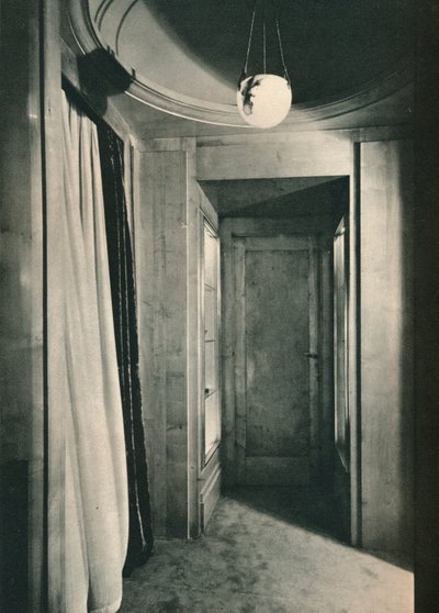 Piccolo vestibolo con armadi in sicomoro bianco, c1925 da Unbekannt