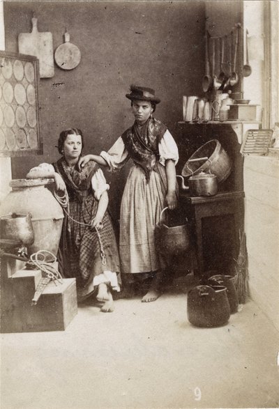 Piccoli mestieri: ritratto di due donne che portano acqua in una cucina. Stampa del XIX secolo su cartone Dim. 6x8,3 cm da Unbekannt