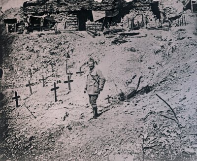 Soldato tra croci di legno, c1914-c1918 da Unbekannt