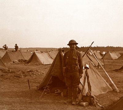 Soldato accanto alla tenda, campo americano, Melette, Francia, c1914-c1918 da Unbekannt