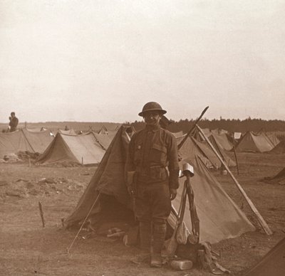 Soldato accanto a una tenda, campo americano, Melette, Francia, c1914-c1918 da Unbekannt