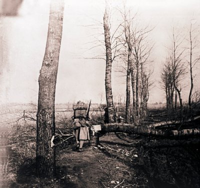 Soldato con zaino sulla schiena, c1914-c1918 da Unbekannt