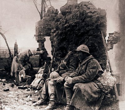 Soldati tra le rovine, c. 1914-1918 da Unbekannt