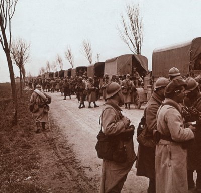 Soldati e colonna di camion sulla Voie Sacrée, Verdun, Francia settentrionale, c1914-c1918 da Unbekannt