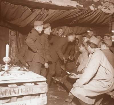 Soldati in un rifugio, Genicourt, Francia settentrionale, c1914-c1918 da Unbekannt