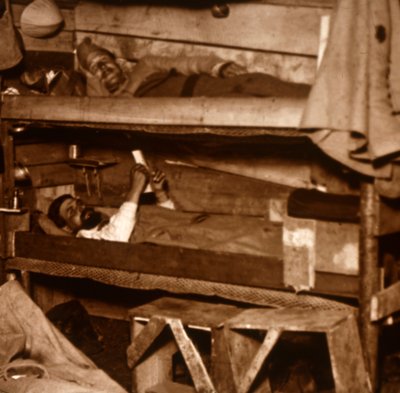 Soldati in cuccette di legno, c1914-c1918 da Unbekannt