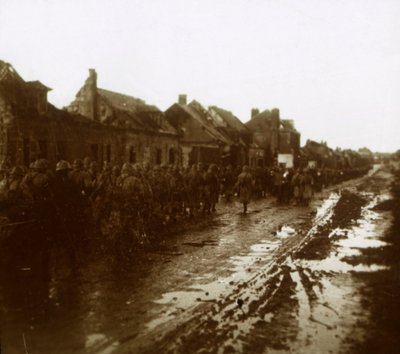 Soldati che marciano davanti a case bombardate, Champagne, Francia settentrionale, c1914-c1918 da Unbekannt