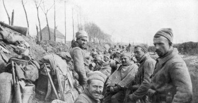 Soldati di un reggimento di Zuavi francesi tra Lizarne e Boesinghe, Belgio, 24 aprile 1915 da Unbekannt