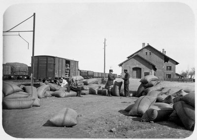 Soldati della Legione Straniera Francese in uno scalo ferroviario, Siria, XX secolo da Unbekannt