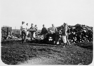 Soldati della Legione Straniera Francese che impilano tronchi, Siria, XX secolo da Unbekannt