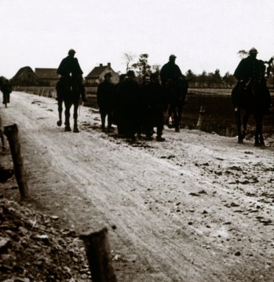 Soldati su una strada, c1914-c1918 da Unbekannt