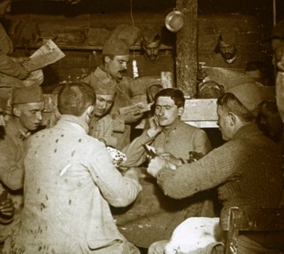 Soldati che giocano a Manille [gioco di carte] nelle trincee da Unbekannt