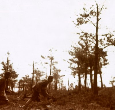 Soldati che corrono sul campo di battaglia, c1914-c1918 da Unbekannt