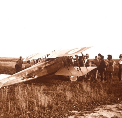 Soldati che circondano un biplano, Somme, Francia settentrionale, c1914-c1918 da Unbekannt