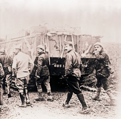 Soldati che camminano dietro un carro armato, c1914-c1918 da Unbekannt