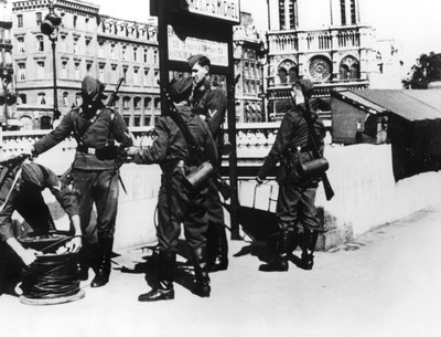 Soldati con un cavo telefonico sul Pont St Michel, Parigi, giugno 1940 da Unbekannt