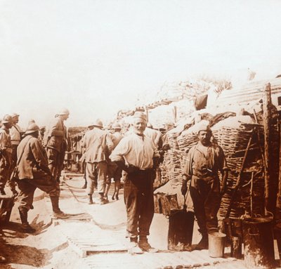 Soldati con contenitori di metallo, c1914-c1918 da Unbekannt