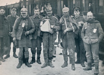 Alcuni feriti allegri dalla battaglia di Neuve Chapelle, indossando elmetti tedeschi catturati da Unbekannt