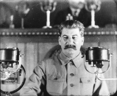 Il leader sovietico Josef Stalin che tiene un discorso al Congresso del Partito Comunista, anni 1930 da Unbekannt