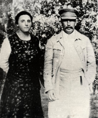 Il leader sovietico Josef Stalin con la sua seconda moglie Nadezhda Alliluyeva, fine anni 