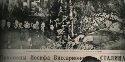 I leader sovietici visitano la bara fiorita di Stalin nella Sala delle Colonne di Mosca da Unbekannt