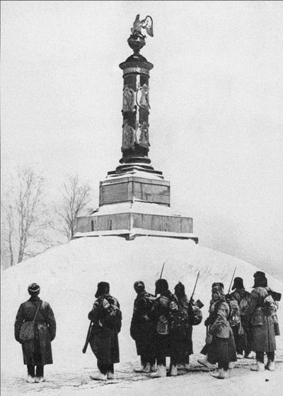 Soldati sovietici al monumento agli eroi della guerra del 1812 nel villaggio di Tarutino Kaluga da Unbekannt