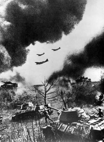 Carri armati e aerei sovietici che lanciano un attacco, Russia, 1943 da Unbekannt
