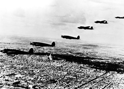 Squadrone di bombardieri tedeschi Heinkel He 111 che sorvolano Parigi occupata, luglio 1940 da Unbekannt
