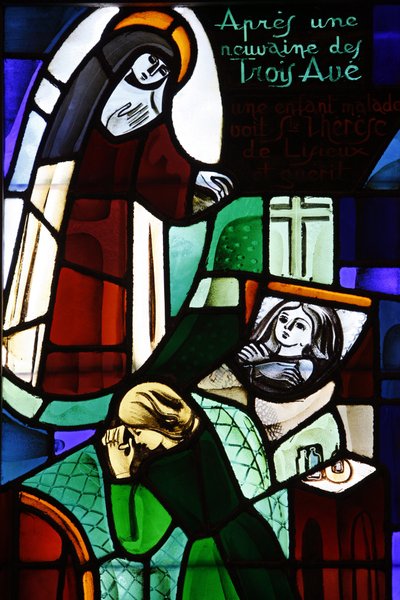 Vetrata raffigurante Santa Teresa di Lisieux che guarisce un bambino malato nella chiesa di Notre-Dame-de-la-Trinité, Blois, Francia da Unbekannt