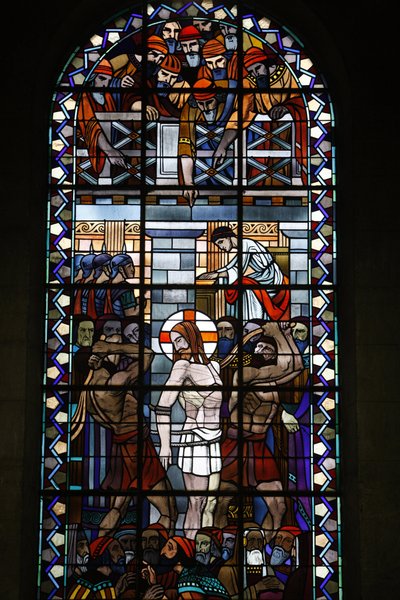 Vetrata nella chiesa cattolica di Notre Dame du Rosaire: la Passione di Cristo, Saint-Ouen, Francia da Unbekannt