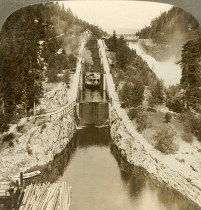 Battello a vapore che sale una collina accanto alla cascata Vrang, presso le chiuse di Bandak-Nordsjo, Norvegia, c1905 da Unbekannt