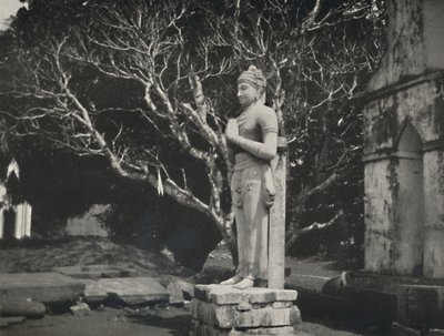 Statua di pietra vicino alla Ruwanwali-Dagoba, Anuradhapura, 1926 da Unbekannt