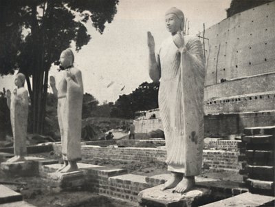 Statue di pietra davanti alla Ruwanwali-Dagoba in restauro, Anuradhapura, 1926 da Unbekannt