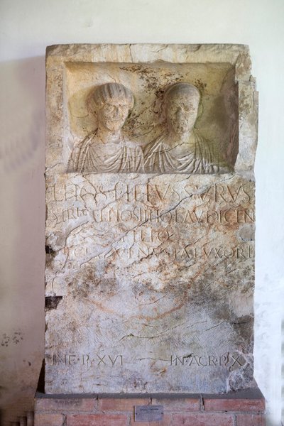 Stele, Lucio Ostillio Siro, I cen da Unbekannt