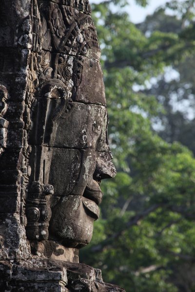 Volti di pietra sulle torri del Tempio Bayon ad Angkor Thom che potrebbero raffigurare Jayavarman VII come un bodhisattva, Siem Reap, Cambogia da Unbekannt