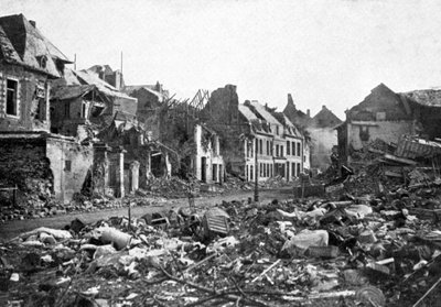 Scena di strada dopo la caduta di Peronne, Francia, Prima Guerra Mondiale, 1917, c1920 da Unbekannt