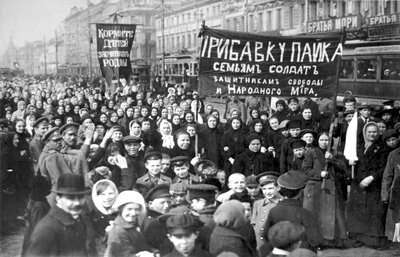 Sciopero dei lavoratori Putilov nel primo giorno della Rivoluzione di Febbraio, San Pietroburgo, Russia, 1917 da Unbekannt