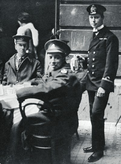 Il sottotenente Principe Alberto che serve il tè ai soldati feriti a Buckingham Palace, 1916 da Unbekannt