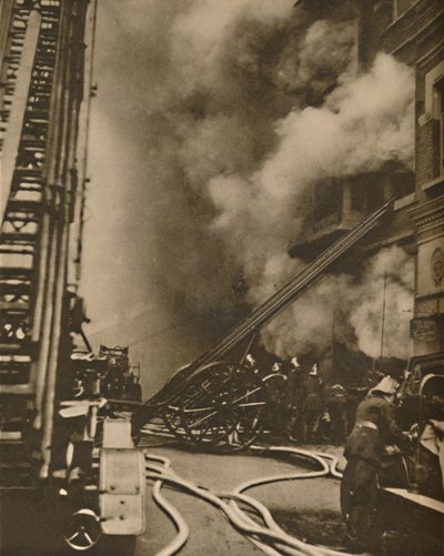 Domare un incendio in una stretta strada cittadina, c. 1935 da Unbekannt