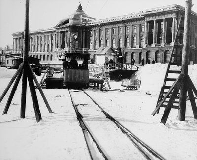 Stazione ferroviaria suburbana davanti all