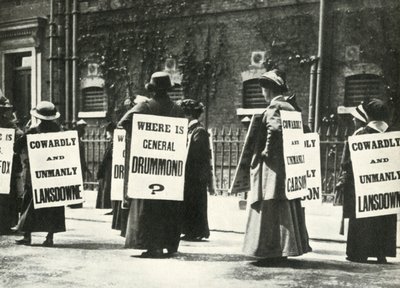 Le suffragette manifestano fuori da una prigione, Londra, 1914, 1947 da Unbekannt