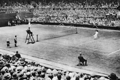 Suzanne Lenglen gioca contro Miss McKane, Wimbledon, Londra, 1926-1927 da Unbekannt