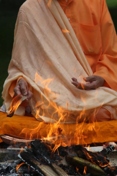 Swami Veetamohanda che esegue il rituale del fuoco homa nel giardino del centro vedantico Ramakrishna, Gretz da Unbekannt