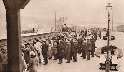 Interesse simpatico per il Treno Funebre Reale alla Stazione di Welwyn, 1936 da Unbekannt