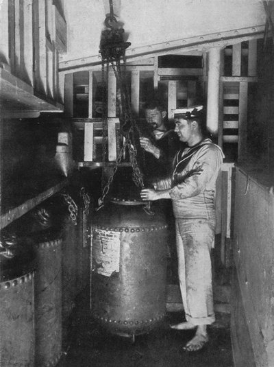 Rimozione di una mina sottomarina dai magazzini, 1914 da Unbekannt