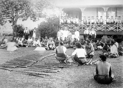 Tamasese che distribuisce armi, Apia, Samoa, 1899 da Unbekannt