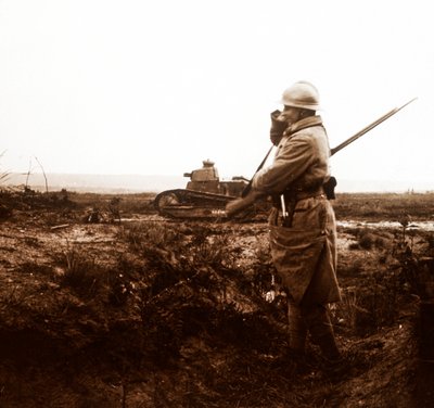 Carro armato e soldato sul campo di battaglia, c. 1914-c. 1918 da Unbekannt