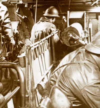 Interno di un carro armato, c1914-c1918 da Unbekannt