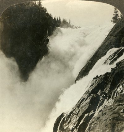Splendore terrificante delle possenti cascate di Riukan, dove inizia la sua caduta di 800 piedi, Norvegia, c. 1905 da Unbekannt