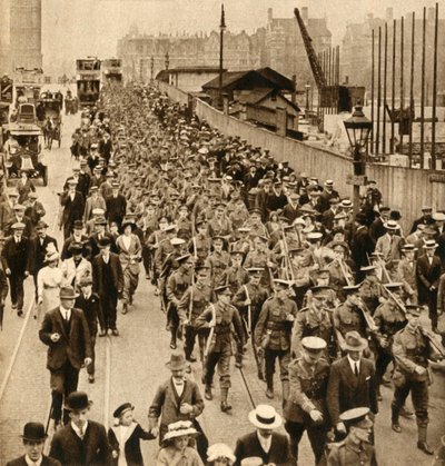 Territoriali dal campo estivo - Terriers che marciano facilmente sul ponte di Westminster, 1914-1918, 1933 da Unbekannt